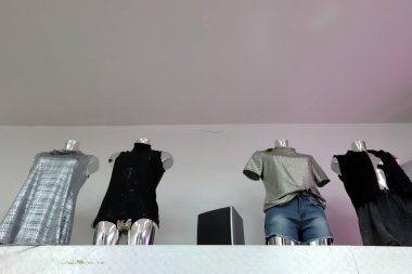 Kuzey İsrail 'de büyük bir şehirde bir mağazanın vitrininde bir manken duruyor.