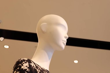 Kuzey İsrail 'de büyük bir şehirde bir mağazanın vitrininde bir manken duruyor.