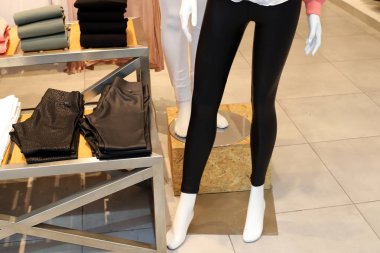 Kuzey İsrail 'de büyük bir şehirde bir mağazanın vitrininde bir manken duruyor.