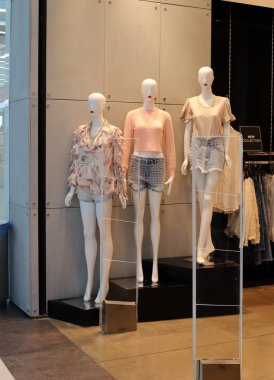 Kuzey İsrail 'de büyük bir şehirde bir mağazanın vitrininde bir manken duruyor.