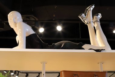 Kuzey İsrail 'de büyük bir şehirde bir mağazanın vitrininde bir manken duruyor.