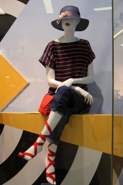 Kuzey İsrail 'de büyük bir şehirde bir mağazanın vitrininde bir manken duruyor.