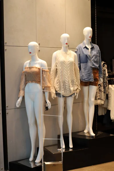 Kuzey İsrail 'de büyük bir şehirde bir mağazanın vitrininde bir manken duruyor.