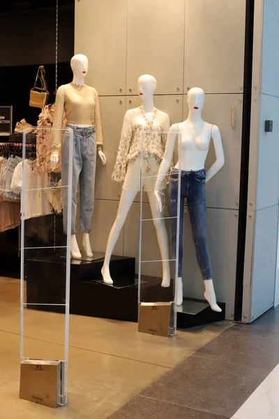 Maniquí Encuentra Una Tienda Escaparate Una Gran Ciudad Norte Israel —  Fotos de Stock