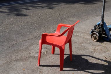 Kuzey İsrail 'de Akdeniz kıyısındaki bir şehir parkında şezlong. 
