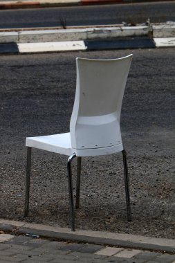 Kuzey İsrail 'de Akdeniz kıyısındaki bir şehir parkında şezlong. 