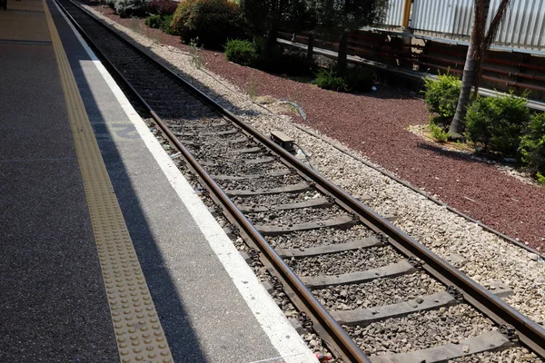 以色列海法火车站的铁轨和货车 — 图库照片