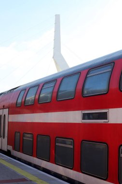 İsrail 'deki Hayfa tren istasyonundaki tren rayları ve vagonlar. 