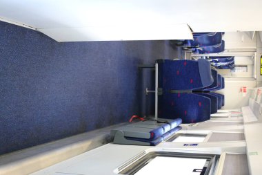 İsrail 'deki Hayfa tren istasyonundaki tren rayları ve vagonlar. 