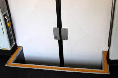 İsrail 'deki Hayfa tren istasyonundaki tren rayları ve vagonlar. 