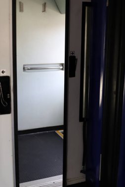 İsrail 'deki Hayfa tren istasyonundaki tren rayları ve vagonlar. 