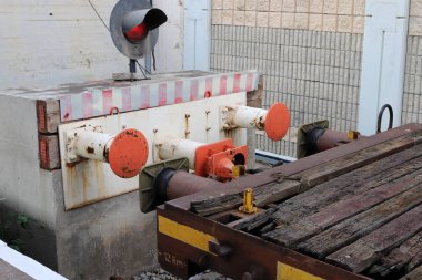 İsrail 'deki Hayfa tren istasyonundaki tren rayları ve vagonlar. 