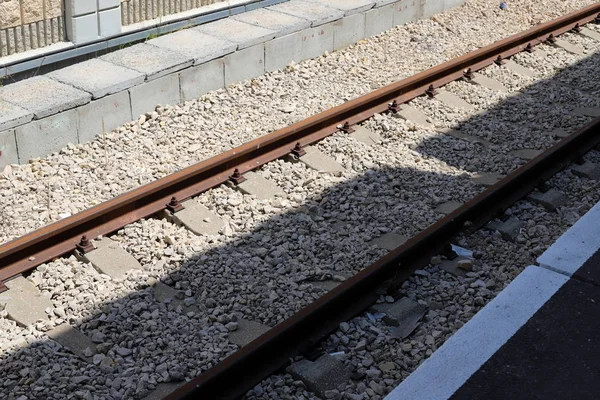 イスラエルのハイファ鉄道駅の鉄道線路と荷車 — ストック写真