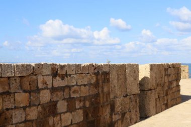 Eski Acre şehrinin kale duvarları. Akdeniz kıyısındaki Kuzey İsrail 'in en eski şehirlerinden biri olan dönüm. 