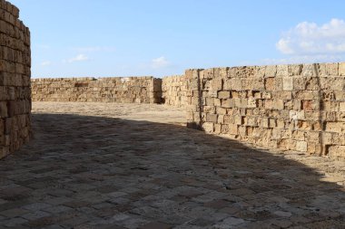 Eski Acre şehrinin kale duvarları. Akdeniz kıyısındaki Kuzey İsrail 'in en eski şehirlerinden biri olan dönüm. 