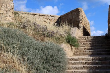 Eski Acre şehrinin kale duvarları. Akdeniz kıyısındaki Kuzey İsrail 'in en eski şehirlerinden biri olan dönüm. 