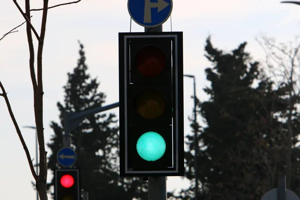 在以色列的道路和公园上安装的路标和信息标志 — 图库照片