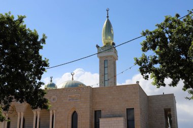 İsrail 'in kuzeyinde büyük bir şehirde eski bir Müslüman camii.. 