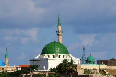 İsrail 'in kuzeyinde büyük bir şehirde eski bir Müslüman camii.. 