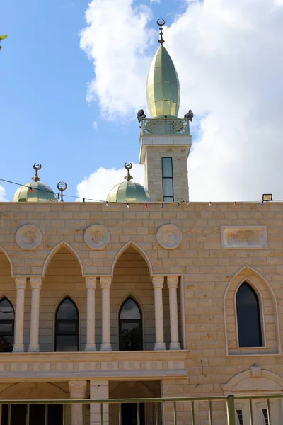 İsrail 'in kuzeyinde büyük bir şehirde eski bir Müslüman camii.. 