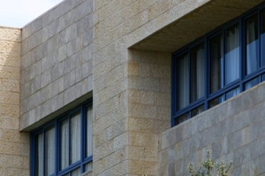 İsrail 'in büyük bir şehrinde küçük bir pencere. İsrail 'de İnşaattaki Mimari Detaylar 