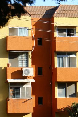 İsrail 'in büyük bir şehrinde küçük bir pencere. İsrail 'de İnşaattaki Mimari Detaylar 