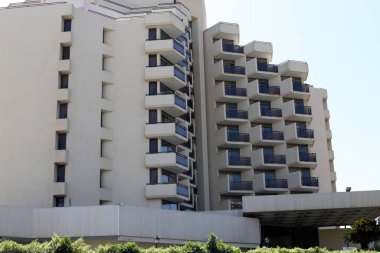 İsrail 'in büyük bir şehrinde küçük bir pencere. İsrail 'de İnşaattaki Mimari Detaylar 