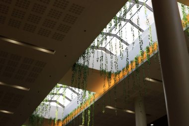 İsrail 'in büyük bir şehrinde küçük bir pencere. İsrail 'de İnşaattaki Mimari Detaylar 