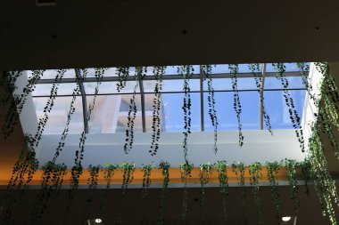 İsrail 'in büyük bir şehrinde küçük bir pencere. İsrail 'de İnşaattaki Mimari Detaylar 