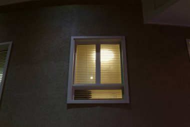 İsrail 'in büyük bir şehrinde küçük bir pencere. İsrail 'de İnşaattaki Mimari Detaylar 