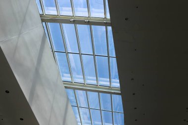 İsrail 'in büyük bir şehrinde küçük bir pencere. İsrail 'de İnşaattaki Mimari Detaylar 
