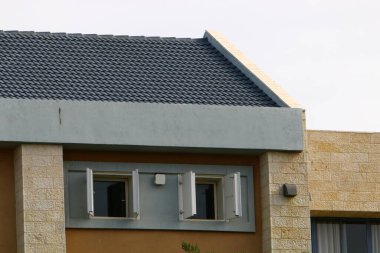 İsrail 'in büyük bir şehrinde küçük bir pencere. İsrail 'de İnşaattaki Mimari Detaylar 