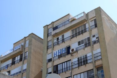 İsrail 'in büyük bir şehrinde küçük bir pencere. İsrail 'de İnşaattaki Mimari Detaylar 