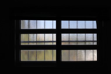 İsrail 'in büyük bir şehrinde küçük bir pencere. İsrail 'de İnşaattaki Mimari Detaylar 