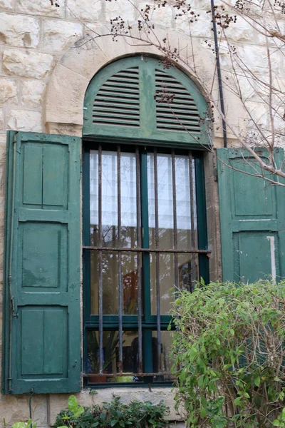 Uma Pequena Janela Uma Grande Cidade Israel Detalhes Arquitetônicos Construção — Fotografia de Stock