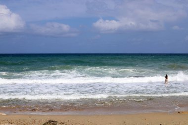 İsrail 'in kuzeyindeki Akdeniz kıyıları. İnsanlar görünür değil, hepsi kendini izole ediyor.. 