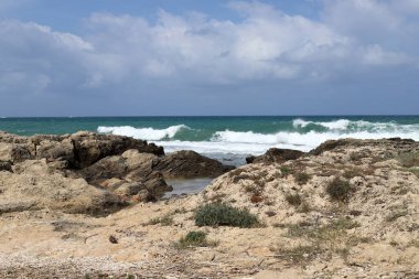 İsrail 'in kuzeyindeki Akdeniz kıyıları. İnsanlar görünür değil, hepsi kendini izole ediyor.. 