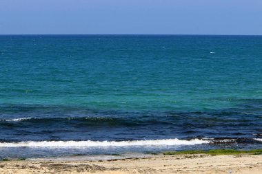 İsrail 'in kuzeyindeki Akdeniz kıyıları. İnsanlar görünür değil, hepsi kendini izole ediyor.. 