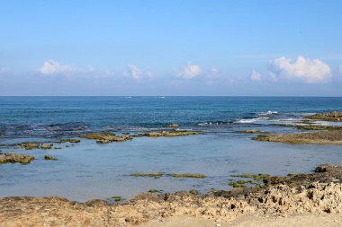 İsrail 'in kuzeyindeki Akdeniz kıyıları. İnsanlar görünür değil, hepsi kendini izole ediyor.. 