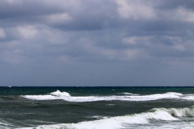 İsrail 'in kuzeyindeki Akdeniz kıyıları. İnsanlar görünür değil, hepsi kendini izole ediyor.. 