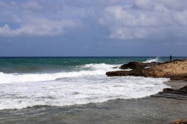 İsrail 'in kuzeyindeki Akdeniz kıyıları. İnsanlar görünür değil, hepsi kendini izole ediyor.. 