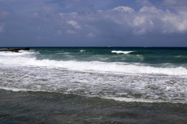 İsrail 'in kuzeyindeki Akdeniz kıyıları. İnsanlar görünür değil, hepsi kendini izole ediyor.. 