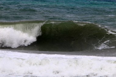 İsrail 'in kuzeyindeki Akdeniz kıyıları. İnsanlar görünür değil, hepsi kendini izole ediyor.. 