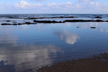 İsrail 'in kuzeyindeki Akdeniz kıyıları. İnsanlar görünür değil, hepsi kendini izole ediyor.. 