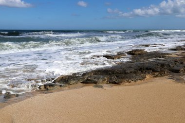 İsrail 'in kuzeyindeki Akdeniz kıyıları. İnsanlar görünür değil, hepsi kendini izole ediyor.. 