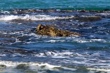 İsrail 'in kuzeyindeki Akdeniz kıyıları. İnsanlar görünür değil, hepsi kendini izole ediyor.. 