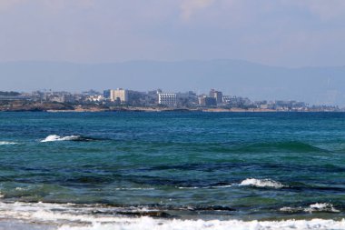 İsrail 'in kuzeyindeki Akdeniz kıyıları. İnsanlar görünür değil, hepsi kendini izole ediyor.. 