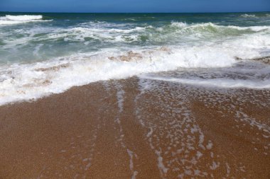 İsrail 'in kuzeyindeki Akdeniz kıyıları. İnsanlar görünür değil, hepsi kendini izole ediyor.. 