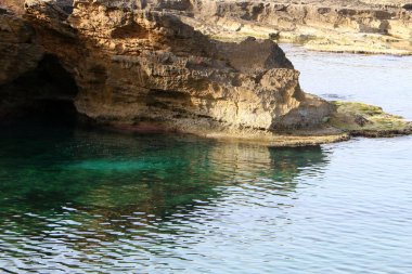 İsrail 'in kuzeyindeki Akdeniz kıyıları. İnsanlar görünür değil, hepsi kendini izole ediyor.. 