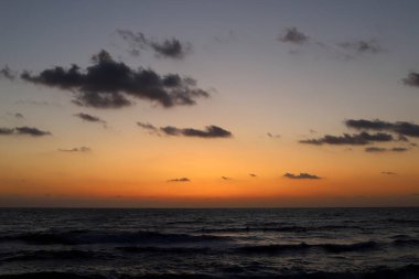 Gün batımında ufukta ateş gibi kırmızı bir gökyüzü beliriyor. Kuzey İsrail 'deki Akdeniz' de güneş ufuktan batıyor. 